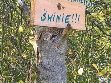Niewielka tabliczka z wymownym komentarzem znaleziona podczas zbierania śmieci. Zawieszona przy moście Kopersztajna., <p>Autor zdjęcia: J. Sadzewicz</p>