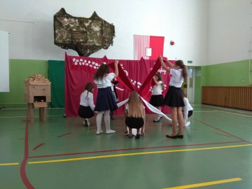 Uroczyste obchody święta Konstytucji 3 Maja w Szkole Podstawowej w Żelaznej., Agnieszka Pruszkowska
