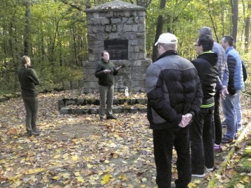 Akcja porządkowania cmentarza z I wojny światowej w Poćwiardówce 22.10.2018r., <p>fot. R.Sobczak</p>