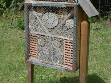 Domek dla pszczół samotnic na terenie Parku Krajobrazowego Wzniesień Łódzkich, <p>fot. Mateusz Starnowski</p>